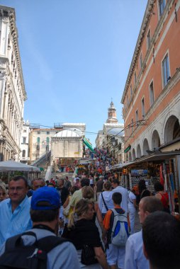 Rialto Köprüsü 'nden panoramik manzara Venedik köprüsünü geçen turist