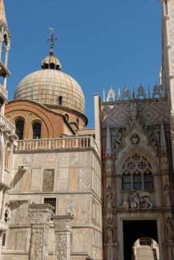 St Mark Meydanı 'nın panoramik manzarası ile Venedik' teki St. Mark Bazilikası