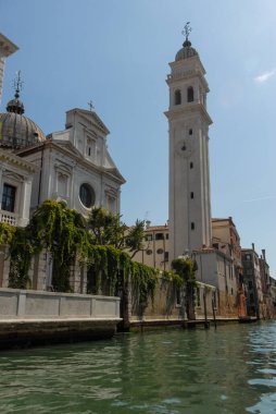 Venedik İtalya 'nın küçük kanallarında gondolla seyahat eden görüntüler
