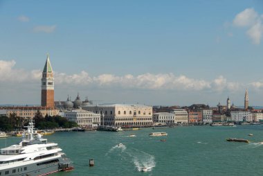 Venedik 'in panoramik manzarası St Mark Kanalı ile Ducal Sarayı ve St Mark Meydanı Venedik Kulesi İtalya