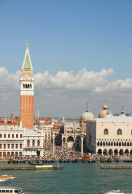 Büyük Kanal 'dan Venedik' in panoramik manzarası. Ducal Palace ve San Marco Meydanı Venedik 'teki çan kulesi.
