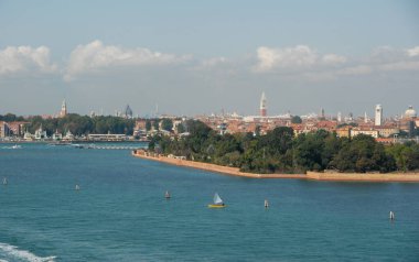Venedik İtalya girişinde La Certosa Adası ve Isola di St Elena 'nın panoramik manzarası