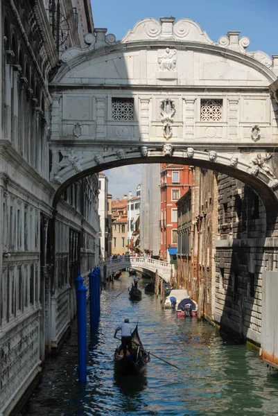 Blick Der Gondel Unter Der Seufzerbrücke Durch Die Kleinen Kanäle — Stockfoto