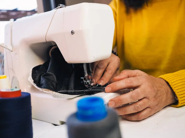 Mani Femminili Che Utilizzano Macchina Elettrica Cucire Casa — Foto Stock