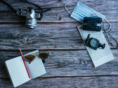 Seyahat konsepti, maske, dürbün, pusula, maske, harita, cam, kalem