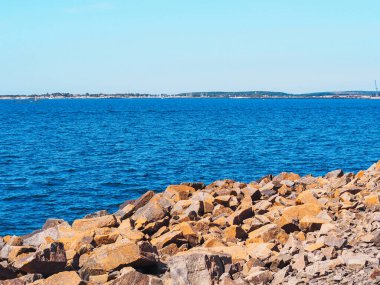Varberg 'de deniz manzaralı taş çakıl taşı kıyısı