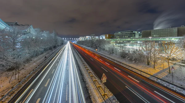 Gatuvy över Hannover på vinter kväll. — Stockfoto