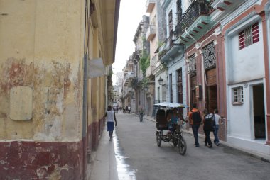 Havana, Küba - 16 Temmuz 2013: Tipik sokak görünümü'nde Havana, Küba'nın başkenti