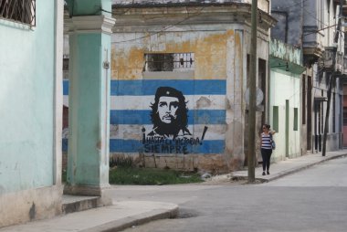 Havana, Küba - 16 Temmuz 2013: Tipik sokak görünümü'nde Havana, Küba'nın başkenti
