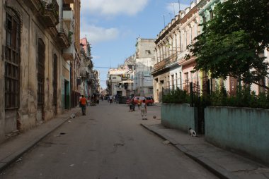 Havana, Küba - 16 Temmuz 2013: Tipik sokak görünümü'nde Havana, Küba'nın başkenti