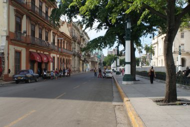 Havana, Küba - 16 Temmuz 2013: Tipik sokak görünümü'nde Havana, Küba'nın başkenti