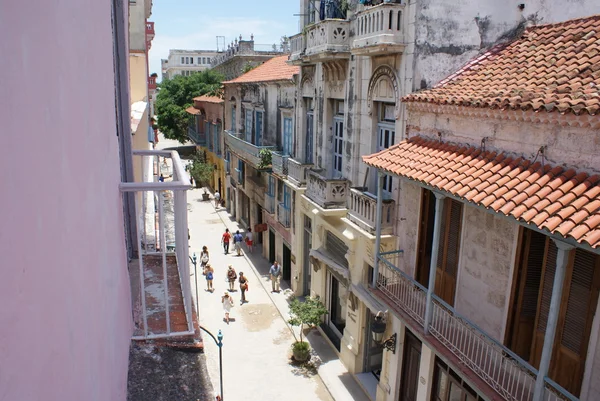 HAVANA, CUBA - JULY  16, 2013: Typical street view in Havana, the capital of Cuba — Stock Photo, Image