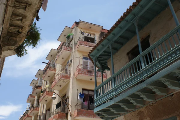 HAVANA, CUBA - JULHO 16, 2013: Vista típica de rua em Havana, capital de Cuba — Fotografia de Stock