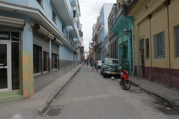 ハバナ、キューバの首都ハバナ、キューバ - 2013 年 7 月 16 日: 典型的なストリート ビュー — ストック写真