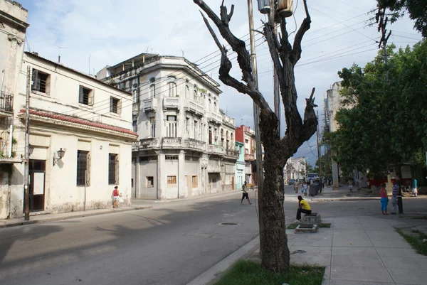Hawana, Kuba - 16 lipca 2013 r.: Typowy ulica widok w Hawanie, stolicy Kuby — Zdjęcie stockowe