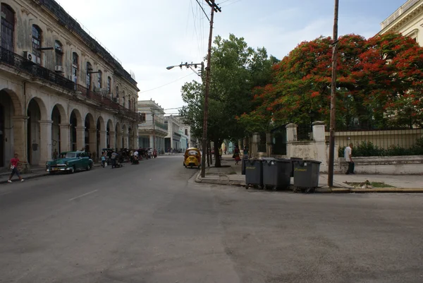 Havana, Küba - 16 Temmuz 2013: Tipik sokak görünümü'nde Havana, Küba'nın başkenti — Stok fotoğraf