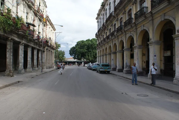 HAVANA, CUBA - JULY  16, 2013: Typical street view in Havana, the capital of Cuba — Stock Photo, Image