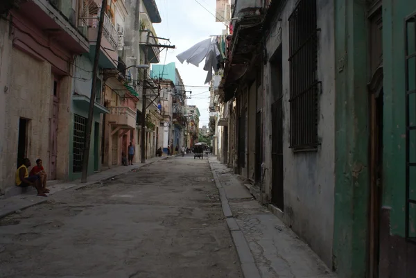 Havana, Küba - 16 Temmuz 2013: Tipik sokak görünümü'nde Havana, Küba'nın başkenti — Stok fotoğraf