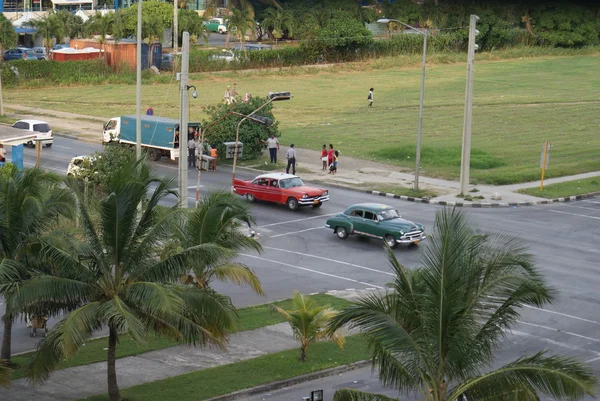 La Habana, Cuba - 29 de julio de 2013: Típica vista a la calle en La Habana, la capital de Cuba — Foto de Stock