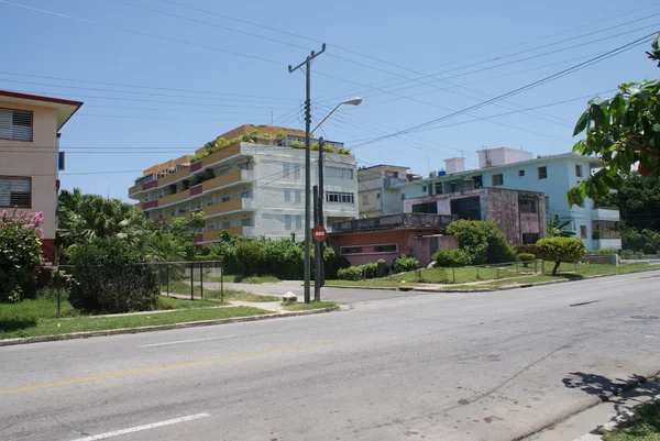 ハバナ、キューバの首都ハバナ、キューバ - 2013 年 7 月 29 日: 典型的なストリート ビュー — ストック写真