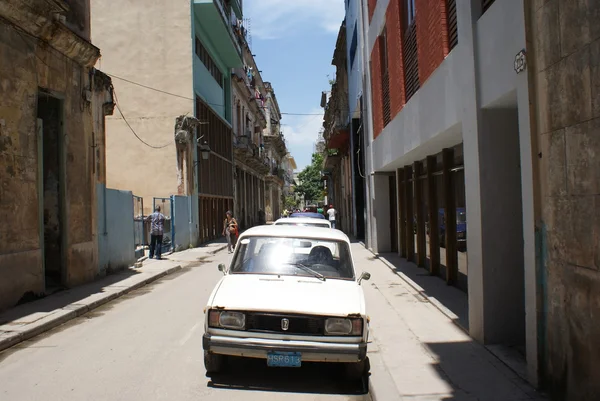 Typiska gamla retro bil på gatan i Havanna — Stockfoto