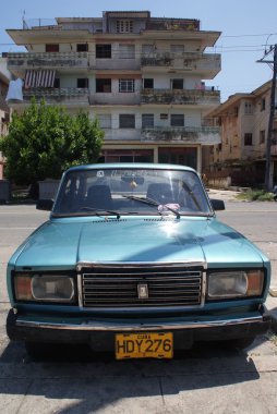 Havana'da sokakta tipik eski retro araba