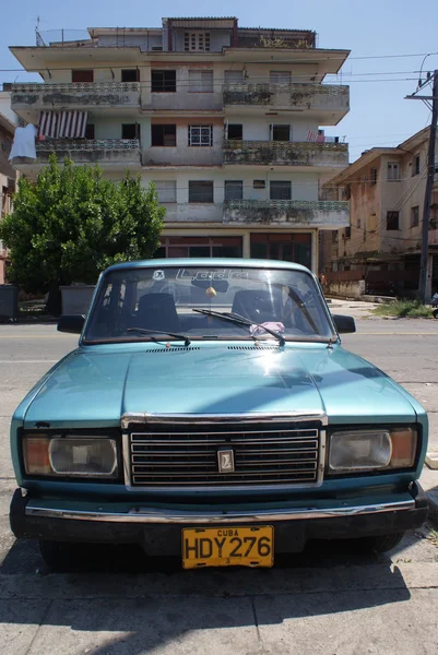 Typiska gamla retro bil på gatan i Havanna — Stockfoto