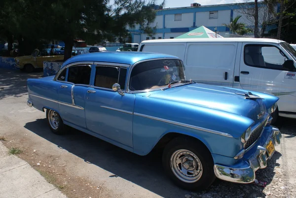 Havana'da sokakta tipik eski retro araba — Stok fotoğraf