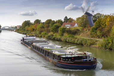 Hannover Mittelland kanalda gemide yük