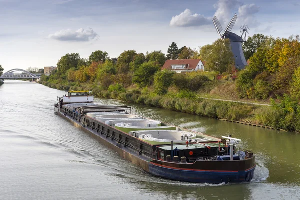 Nákladní loď Mittelland kanálu v Hannoveru — Stock fotografie