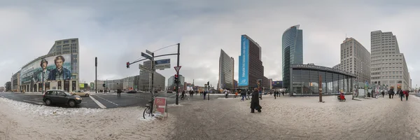 Berlin, Tyskland - 3 januari 2010: Potsdamer Platz och railway station i Berlin den 15 April 2012. Det är en av de största offentliga torg och trafik korsningen i centrum av Berlin — Stockfoto