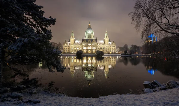 Stadhuis van Hannover, Duitsland op Winter per nacht — Stockfoto