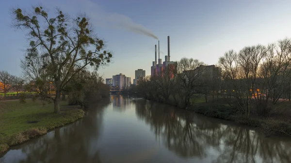 Hannover district Linden-Aia en Ihme rivier bij avond — Stockfoto