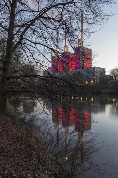 Distrito de Hannover Linden-Limmer e rio Ihme à noite — Fotografia de Stock