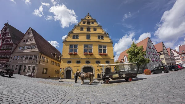DINKELSBUEHL, ALEMANIA - 17 de agosto de 2014: Dinkelsbuehl es una ciudad histórica en Baviera, Alemania — Foto de Stock