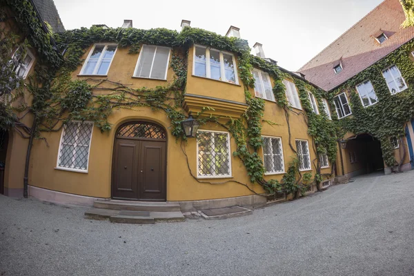 Augsburg, Německo - 17 srpna 2014: The Fuggerei je na světě nejstarší sociální bydlení stále složité, v provozu — Stock fotografie