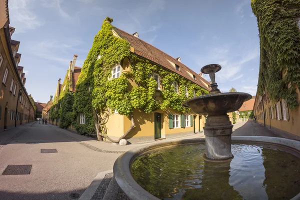 Augsburg, Almanya - 17 Ağustos 2014: Fuggerei dünyanın en eski sosyal konut kullanımda hala karmaşık olduğunu