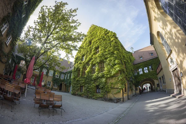 Augsburg, Tyskland - 17 augusti, 2014: The Fuggerei är världens äldsta socialt inhysa komplexa fortfarande i användning Stockbild