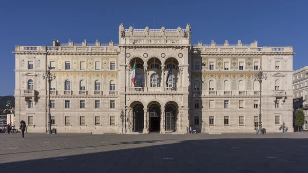 Правительственный дворец на главной площади Триеста — стоковое фото