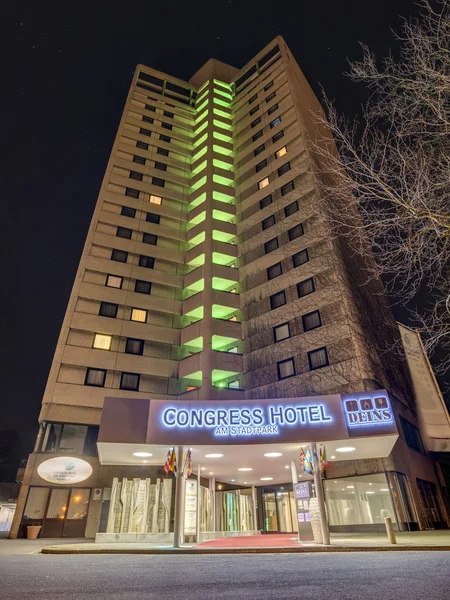 HANNOVER, GERMANIA 26 DICEMBRE 2014: Vista serale del Congress Hotel am Stadtpark di Hannover — Foto Stock