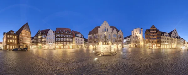 Историческая рыночная площадь в старом городе Хильдесхайм, Германия — стоковое фото