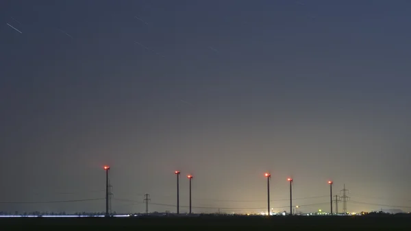 Geradores elétricos eólicos na noite estrelada sem lua — Fotografia de Stock