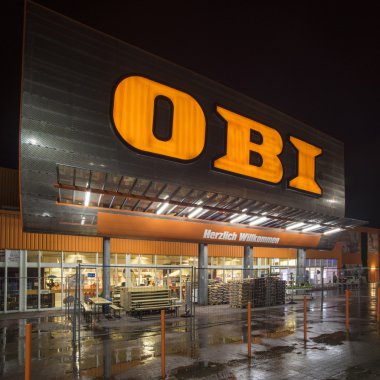 Hannover, Almanya - 02 Mart 2015: Obi Ticaret Merkezi'nde Hannover-ıhlamur.