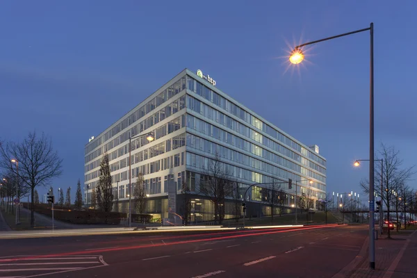 Hannover, Tyskland - 28 februari 2015: Kontorsbyggnad i Hanover på Expo Plaza på kvällen — Stockfoto