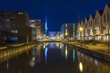 Hannover'da modern şehir evleri bloğunda akşam