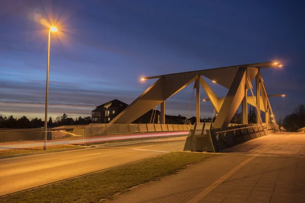 Mittelland-kanaal brug in Hannover bij avond — Stockfoto