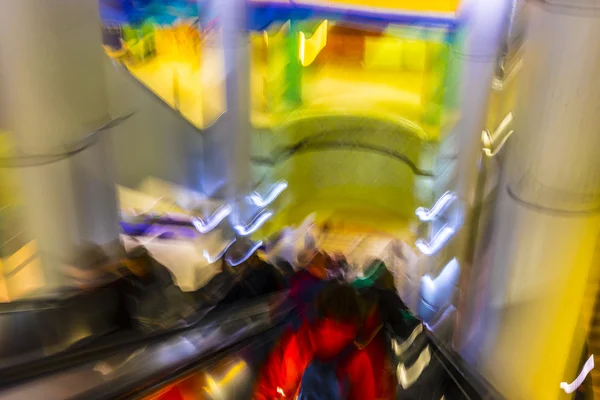 Passagier in het metrostation in Hannover Duitsland, wazig beweging. — Stockfoto