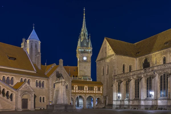 Burgplatz w Braunschweig wieczorem — Zdjęcie stockowe