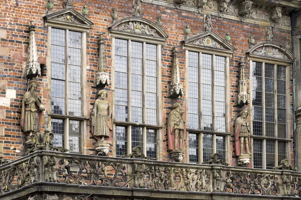 Estatuas de reyes en una fachada del ayuntamiento de Bremen — Foto de Stock