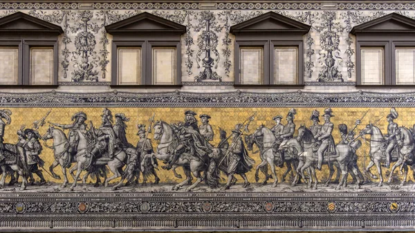 Мозаичная стена Фурстенцуг в Дрездене — стоковое фото